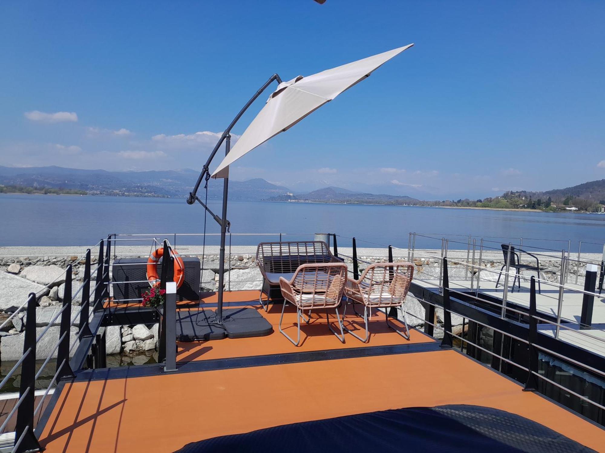 Floating Experience Black Pearl, Lago Maggiore Dormelletto Exterior foto
