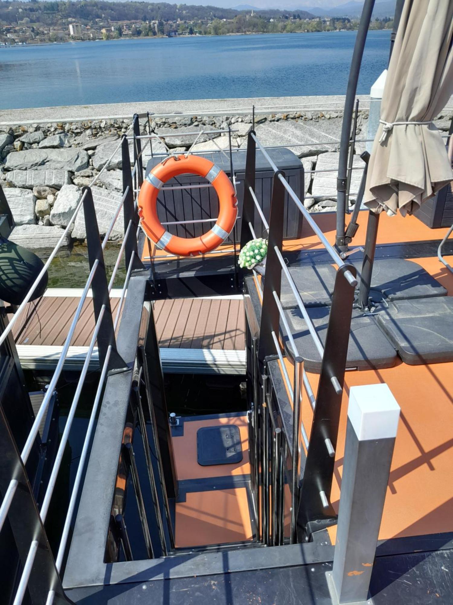 Floating Experience Black Pearl, Lago Maggiore Dormelletto Exterior foto