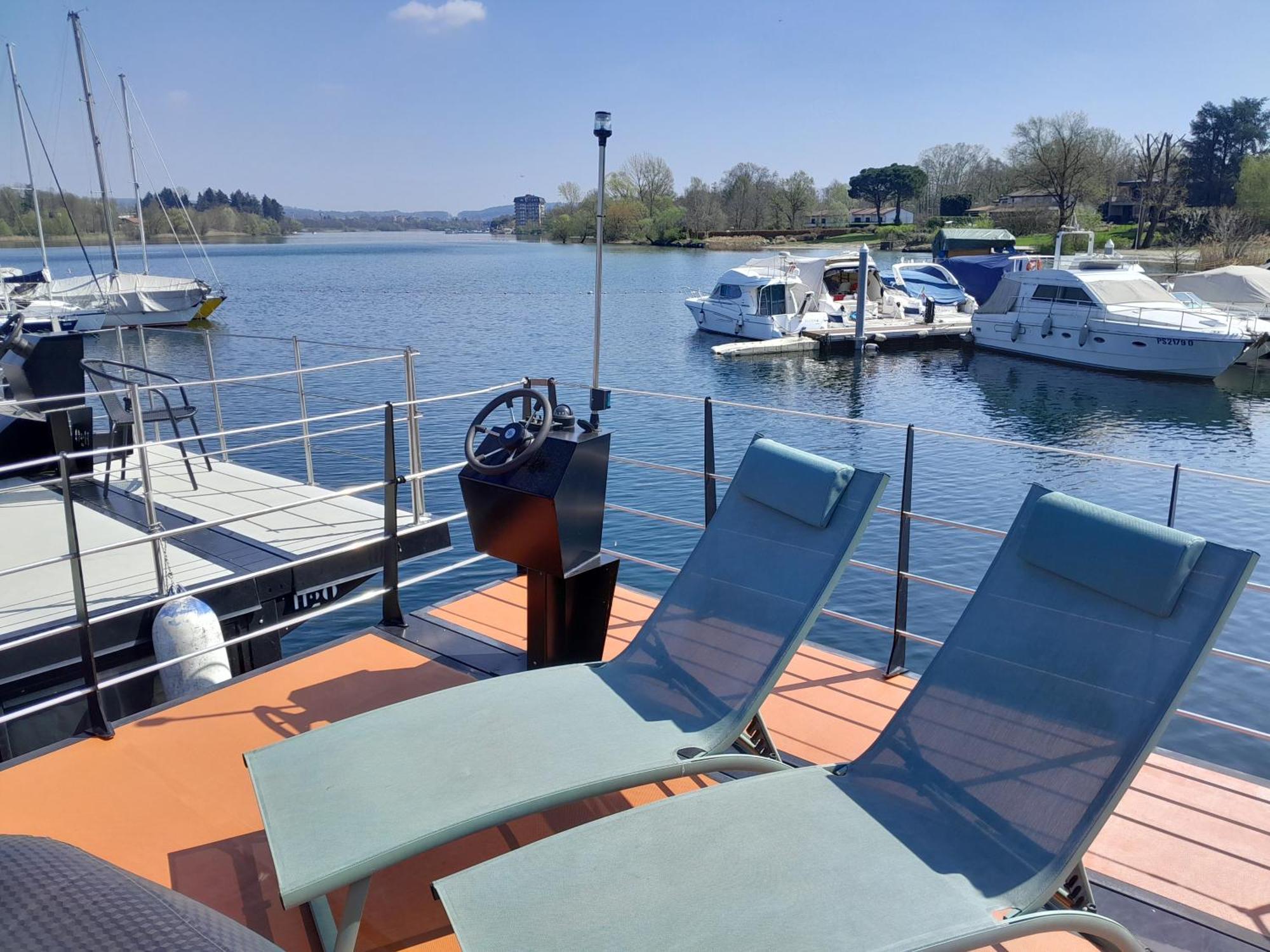 Floating Experience Black Pearl, Lago Maggiore Dormelletto Exterior foto