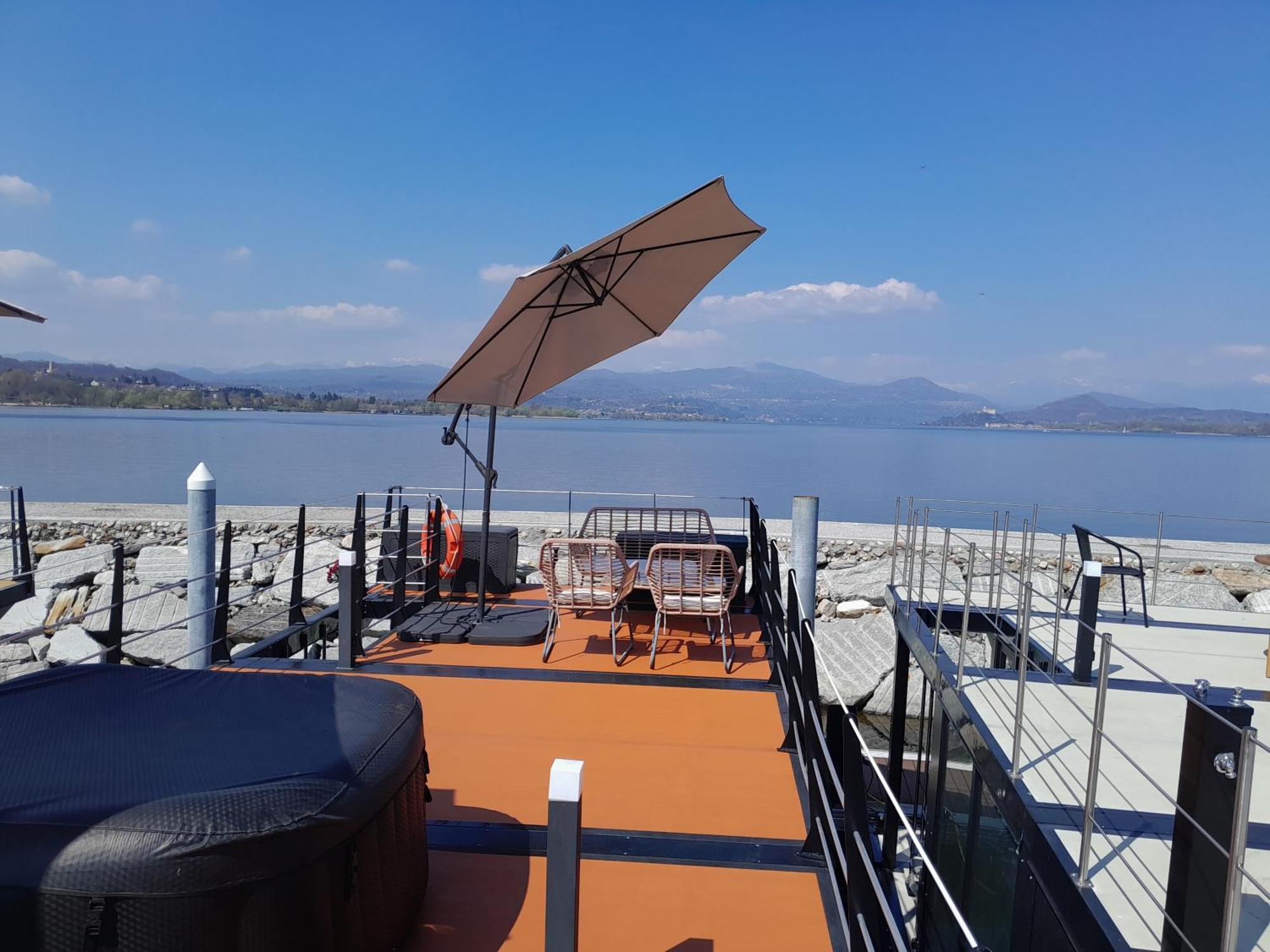 Floating Experience Black Pearl, Lago Maggiore Dormelletto Exterior foto