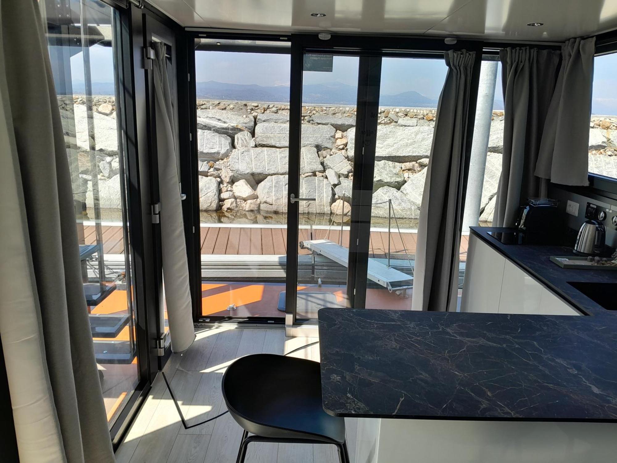 Floating Experience Black Pearl, Lago Maggiore Dormelletto Exterior foto